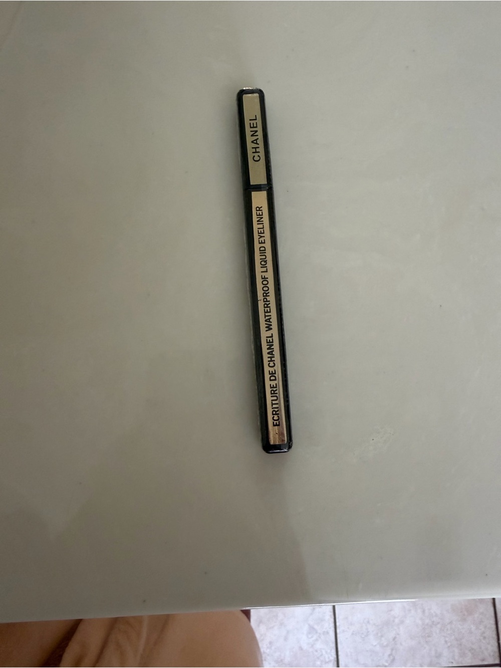CHANEL Écriture Liquid Eye Liner - Noir Black with Gold Trim - Picture 2 of 4